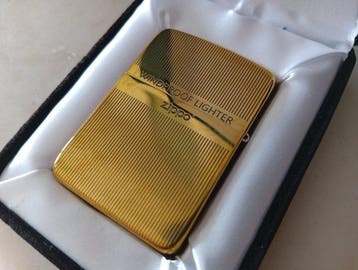 Zippo, Zippo - 1941 Replica - Gold Tone - Vintage Engine, Verzamelen, Rookartikelen, Aanstekers en Luciferdoosjes, Nieuw