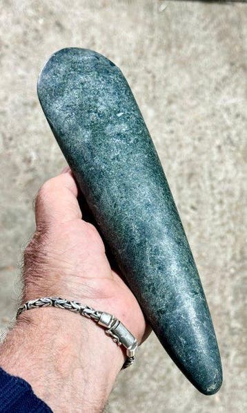 Groene celt handelsobject met glanzende patina - steenbijl -