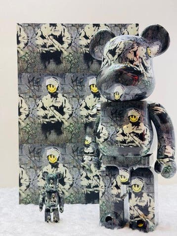 Brandalism (XX-XXI) - BE@RBRICK 400% & 100% Banksy Riot Cop, Antiek en Kunst