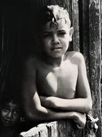 Alberto Korda (1928–2001) - Niños en cabaña humilde