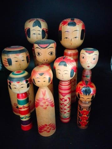 Beeldje (9) - Negen traditionele kokeshi in verschillende