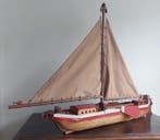 Modelschip - Wooden single-masted sailboat