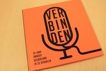 Boek met harde kaft  -  Nog NIEUWSTAAT VERBINDEN 35 jaar..., Nieuw