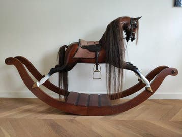 Hobbelpaard - Hobbelpaard op boog