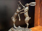 sculptuur, “Boxing Hares” - 25 cm - Brons, Marmer