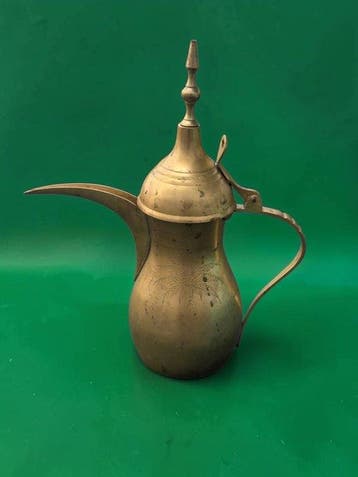 Oude traditionele Arabische koffiepot Dallah van